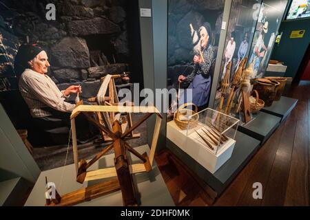 Werkzeuge für die Arbeit mit Leinen im Leinenmuseum Museu do Linho de Várzea de Calde in Varzea de Calde, Portugal Stockfoto