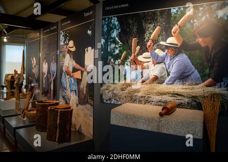 Werkzeuge für die Arbeit mit Leinen im Leinenmuseum Museu do Linho de Várzea de Calde in Varzea de Calde, Portugal Stockfoto