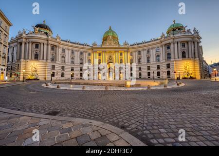 Die berühmte Hofburg und der St. Michaels Platz in Wien Dämmerung Stockfoto