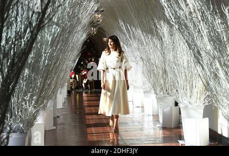 First Lady Melania Trump beteiligt sich an Kunstprojekten mit Kindern und Studenten der Joint Base Andrews in verschiedenen Räumen im Weißen Haus in Washington, DC, USA, 27. November 2017. Foto von Olivier Douliery/ABACAPRESS.COM Stockfoto