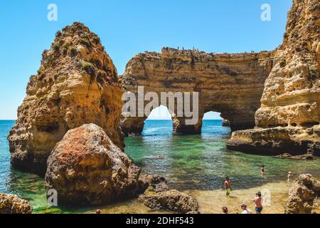 Schöner Strand Praia da Marina im Süden Portugals, Algarve Portugal Stockfoto