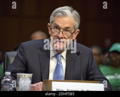 Jerome H. Powell gibt am Dienstag, den 28. November 2017, vor dem Senatsausschuss für Banken, Wohnungsbau und Stadtangelegenheiten der Vereinigten Staaten eine Stellungnahme zu seiner Ernennung zum Vorsitzenden des Gouverneursrates des Federal Reserve Systems auf dem Capitol Hill in Washington, DC, USA, ab. Foto von Ron Sachs / CNP/ABACAPRESS.COM Stockfoto