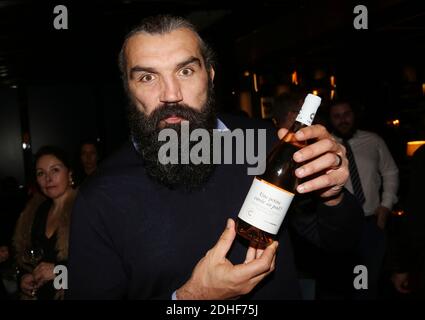 Sebastien Chabal, ehemaliger französischer Rugbyspieler, der für Sale Sharks, Racing Metro 92 Paris und die französische Nationalmannschaft spielte, präsentiert seine mit Hilfe von Christophe Novara und Les Vignerons Du Cellier des Chartreux entworfenen Weine im Le Roch Hotel in Paris, Frankreich, 30. November 2017. Foto von Jerome Domine/ABACAPRESS.COM Stockfoto