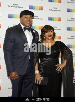 LL COOL J und seine Frau Simone Smith kommen am Samstag, den 2. Dezember 2017, zum offiziellen Artist's Dinner zu Ehren der 40. Jährlichen Kennedy Center Honors, veranstaltet vom US-Außenminister Rex Tillerson im US-Außenministerium in Washington, DC, USA. Die 2017 Preisträger sind: Die amerikanische Tänzerin und Choreografin Carmen de Lavallade; die kubanisch-amerikanische Singer-Songwriterin und Schauspielerin Gloria Estefan; die amerikanische Hip-Hop-Künstlerin und Unterhaltungs-Ikone LL COOL J; der amerikanische Fernsehautor und Produzent Norman Lear sowie der amerikanische Musiker und Plattenproduzent Lionel Richie. Foto von R Stockfoto