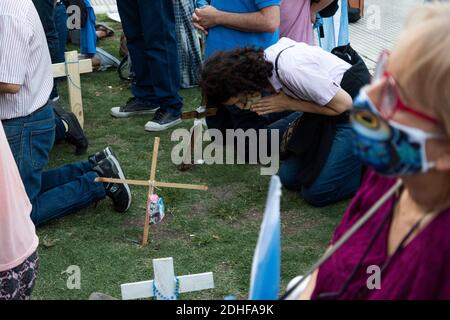 Stadt Buenos Aires, Stadt Buenos Aires, Argentinien. Dezember 2020. INT. WorldNews. Dezember 10, 2020. Stadt Buenos Aires, Argentinien. Hunderte von Menschen gegen (blaues Taschentuch) Mannigfaltigkeit außerhalb des Nationalkongresses in Buenos Aires, Argentinien, während Gesetzgeber über das Projekt der legalen, sicheren und sicheren Abtreibung debattieren.Sie schätzen fast 15 Stunden Debatte und stimmen fast 4 Uhr am 11. Dezember 2020 ab. Quelle: Julieta Ferrario/ZUMA Wire/Alamy Live News Stockfoto