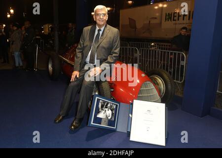 Grand-Sohn von Guiseppe Farina ( aka Nino Farina) erster F1-Champion mit legendären Alfetta 158 Posen während der FIA Hall of Fame Induction Ceremony im Automobile Club De France am 4. Dezember 2017 in Paris, Frankreich. Der italienische Automobilhersteller Alfa Romeo hat in Zusammenarbeit mit sauber seine Rückkehr in die Formel 1 angekündigt. Nach 30 Jahren wird das F1-Team von Alfa Romeo sauber ab der Saison 2018 mit 2018 Ferrari-Motoren an den Start gehen. Die legendäre italienische Firma war einst die dominierende Kraft, als die Formel-1-Weltmeisterschaft 1950 begann. Autos wie der Supercharger 158 und Alfe Stockfoto