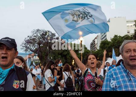 Stadt Buenos Aires, Stadt Buenos Aires, Argentinien. Dezember 2020. INT. WorldNews. Dezember 10, 2020. Stadt Buenos Aires, Argentinien. Hunderte von Menschen gegen (blaues Taschentuch) Mannigfaltigkeit außerhalb des Nationalkongresses in Buenos Aires, Argentinien, während Gesetzgeber über das Projekt der legalen, sicheren und sicheren Abtreibung debattieren.Sie schätzen fast 15 Stunden Debatte und stimmen fast 4 Uhr am 11. Dezember 2020 ab. Quelle: Julieta Ferrario/ZUMA Wire/Alamy Live News Stockfoto