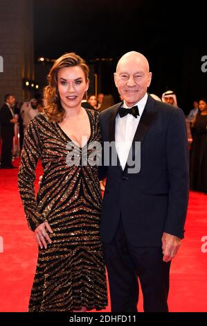 Der Schauspieler Sir Patrick Stewart (R) und seine Frau, der Sänger Sunny Ozell (L), kommen am 6. Dezember 2017 zur Vorführung von Hostilles und zur Eröffnungsfeier des 14. Internationalen Filmfestivals in Dubai, Vereinigte Arabische Emirate. Foto von Ammar Abd Rabbo/ABACAPRESS.COM Stockfoto