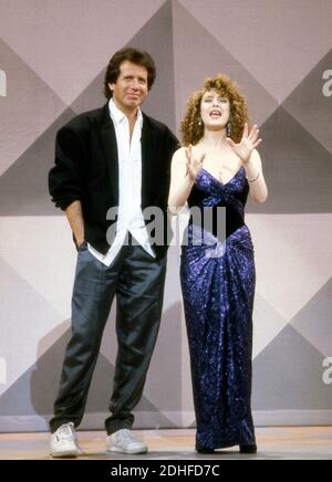 Garry Shandling und Bernadette Peters bei der Cable Ace Awards Show in Los Angeles, CA Stockfoto