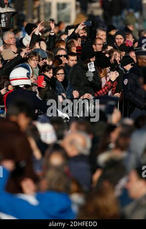 Zuschauer nehmen an der Zeremonie Teil, während der Sarg der spätfranzösischen Musikikone Johnny Hallyday während einer Tribute-Zeremonie am 9. Dezember 2017 in Paris die Champs Elysees hinunterfährt. Fans zollen Johnny Hallyday während der Trauerprozession zum Gedenken an den Sänger in Paris Tribut. Die Begräbniskonvoi begann von lâ €™Arc de Triomphe und dann kam die Champs Elysées auf den Place de la Concorde vor der Überschrift auf die Kirche von la Madeleine für einen religiösen Gottesdienst. Der Präsident der Republik und seine Frau nahmen am Gottesdienst Teil. Johnny Hallyday's Musiker begleiteten den Begräbniskonvoi d Stockfoto