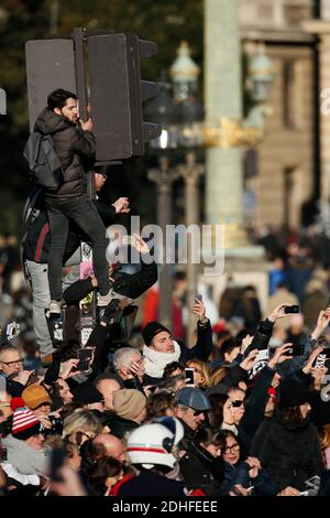 Zuschauer nehmen an der Zeremonie Teil, während der Sarg der spätfranzösischen Musikikone Johnny Hallyday während einer Tribute-Zeremonie am 9. Dezember 2017 in Paris die Champs Elysees hinunterfährt. Fans zollen Johnny Hallyday während der Trauerprozession zum Gedenken an den Sänger in Paris Tribut. Die Begräbniskonvoi begann von lâ €™Arc de Triomphe und dann kam die Champs Elysées auf den Place de la Concorde vor der Überschrift auf die Kirche von la Madeleine für einen religiösen Gottesdienst. Der Präsident der Republik und seine Frau nahmen am Gottesdienst Teil. Johnny Hallyday's Musiker begleiteten den Begräbniskonvoi d Stockfoto