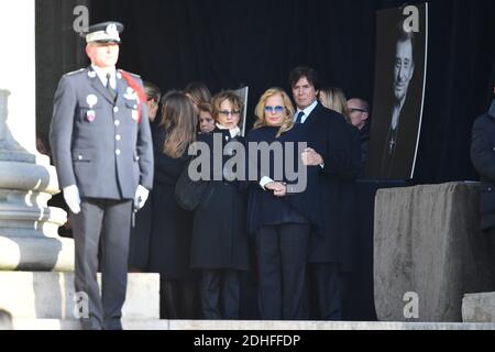 Nathalie Baye und Sylvie Vartan Ankunft bei der Trauerfeier organisiert in Erinnerung an Johnny Hallyday in Paris.die Beerdigung Konvoi begann von lâ €™Arc de Triomphe und dann kam die Champs Elysées auf den Place de la Concorde vor der Überschrift in die Kirche von la Madeleine für einen religiösen Gottesdienst. Der Präsident der Republik und seine Frau nahmen am Gottesdienst Teil. Johnny Hallyday's Musiker begleiteten den Begräbniskonvoi während der Prozession.Foto: Christian Liewig/ ABACAPRESS.COM Stockfoto