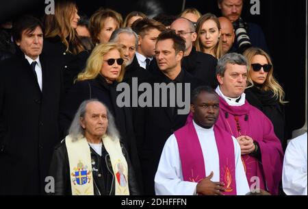 Sylvie Vartan, David Hallyday Laura Smet nach der Trauerfeier, die zum Gedenken an Johnny Hallyday am 9. dezember in Paris, Frankreich, organisiert wurde, 2017.der Begräbniskonvoi startete vom Arc de Triomphe und kam dann über die Champs Elysées zum Place de la Concorde, bevor er zur Kirche La Madeleine für einen Gottesdienst ging. Der Präsident der Republik und seine Frau nahmen am Gottesdienst Teil. Johnny Hallyday's Musiker begleiteten den Begräbniskonvoi während der Prozession.Foto: Christian Liewig/ ABACAPRESS.COM Stockfoto