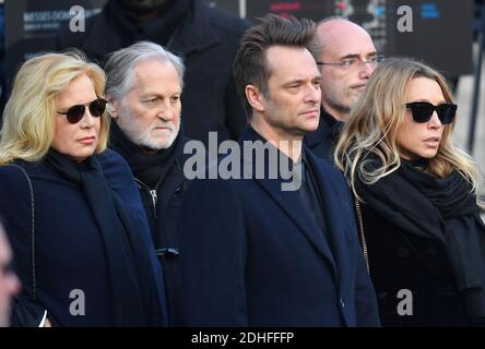 Sylvie Vartan, David Hallyday und Laura Smet nach der Trauerfeier, die zum Gedenken an Johnny Hallyday am 9. dezember in Paris, Frankreich, organisiert wurde, 2017.der Begräbniskonvoi startete vom Arc de Triomphe und kam dann über die Champs Elysées zum Place de la Concorde, bevor er zur Kirche La Madeleine für einen Gottesdienst ging. Der Präsident der Republik und seine Frau nahmen am Gottesdienst Teil. Johnny Hallyday's Musiker begleiteten den Begräbniskonvoi während der Prozession.Foto: Christian Liewig/ ABACAPRESS.COM Stockfoto