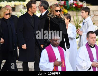 Sylvie Vartan, David Hallyday, Laura Smet nach der Trauerfeier, die zum Gedenken an Johnny Hallyday am 9. dezember in Paris, Frankreich, organisiert wurde, 2017.der Begräbniskonvoi startete vom Arc de Triomphe und kam dann über die Champs Elysées zum Place de la Concorde, bevor er zur Kirche La Madeleine für einen Gottesdienst ging. Der Präsident der Republik und seine Frau nahmen am Gottesdienst Teil. Johnny Hallyday's Musiker begleiteten den Begräbniskonvoi während der Prozession.Foto: Christian Liewig/ ABACAPRESS.COM Stockfoto
