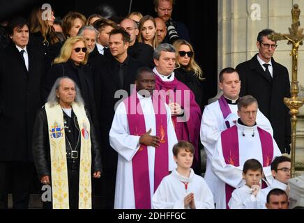 Sylvie Vartan, David Hallyday Laura Hallyday nach der Trauerfeier, die zum Gedenken an Johnny Hallyday am 9. dezember in Paris, Frankreich, organisiert wurde, 2017.der Begräbniskonvoi startete vom Arc de Triomphe und kam dann über die Champs Elysées zum Place de la Concorde, bevor er zur Kirche La Madeleine für einen Gottesdienst ging. Der Präsident der Republik und seine Frau nahmen am Gottesdienst Teil. Johnny Hallyday's Musiker begleiteten den Begräbniskonvoi während der Prozession.Foto: Christian Liewig/ ABACAPRESS.COM Stockfoto