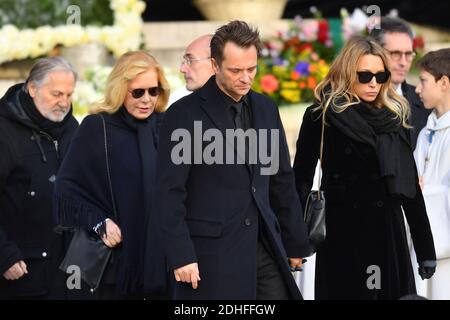 Sylvie Vartan, David Hallyday, Laura Smet nach der Trauerfeier, die zum Gedenken an Johnny Hallyday am 9. dezember in Paris, Frankreich, organisiert wurde, 2017.der Begräbniskonvoi startete vom Arc de Triomphe und kam dann über die Champs Elysées zum Place de la Concorde, bevor er zur Kirche La Madeleine für einen Gottesdienst ging. Der Präsident der Republik und seine Frau nahmen am Gottesdienst Teil. Johnny Hallyday's Musiker begleiteten den Begräbniskonvoi während der Prozession.Foto: Christian Liewig/ ABACAPRESS.COM Stockfoto