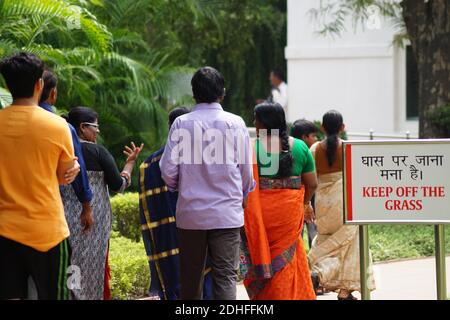 Delhi, Indien - 07-08-2017: Halten Sie sich von der Gras Schild im Park in beiden hindi und englisch Stockfoto