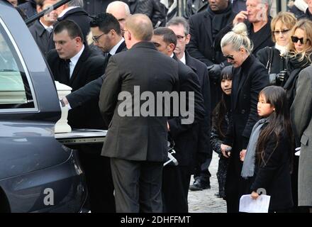 LÊticia Hallyday, Sylvie Vartan, Nathalie Baye, Laura Smet, David Hallyday am Ende der Trauerfeier vor der Kirche La Madeleine in Andenken an den verstorbenen französischen Sänger Johnny Hallyday am 9. Dezember 2017 in Paris, Frankreich. Die französische Musikikone Johnny Hallyday starb am 6. Dezember 2017 im Alter von 74 Jahren nach einem Kampf mit Lungenkrebs und stürze das Land in die Trauer um einen nationalen Schatz, dessen weicher Fels das Leben von drei Generationen erleuchtete. Foto von Alban Wyters/ABACAPRESS.COM Stockfoto