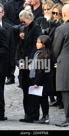 LÊticia Hallyday, Sylvie Vartan, Nathalie Baye, Laura Smet, David Hallyday am Ende der Trauerfeier vor der Kirche La Madeleine in Andenken an den verstorbenen französischen Sänger Johnny Hallyday am 9. Dezember 2017 in Paris, Frankreich. Die französische Musikikone Johnny Hallyday starb am 6. Dezember 2017 im Alter von 74 Jahren nach einem Kampf mit Lungenkrebs und stürze das Land in die Trauer um einen nationalen Schatz, dessen weicher Fels das Leben von drei Generationen erleuchtete. Foto von Alban Wyters/ABACAPRESS.COM Stockfoto