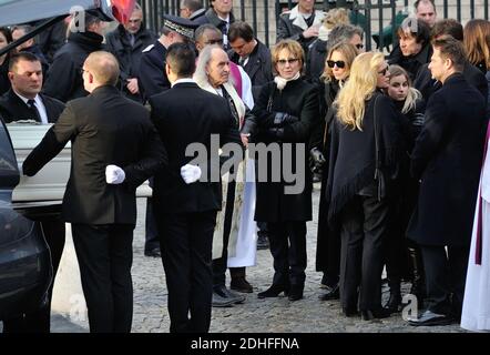 Sylvie Vartan und ihre Tochter Darina, Nathalie Baye, Laura Smet, David Hallyday am Ende der Trauerfeier vor der Kirche La Madeleine in Andenken an den verstorbenen französischen Sänger Johnny Hallyday am 9. Dezember 2017 in Paris, Frankreich. Die französische Musikikone Johnny Hallyday starb am 6. Dezember 2017 im Alter von 74 Jahren nach einem Kampf mit Lungenkrebs und stürze das Land in die Trauer um einen nationalen Schatz, dessen weicher Fels das Leben von drei Generationen erleuchtete. Foto von Alban Wyters/ABACAPRESS.COM Stockfoto