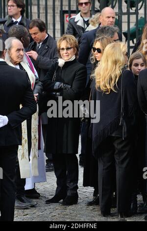 Sylvie Vartan und ihre Tochter Darina, Nathalie Baye, Laura Smet, die am Ende der Trauerfeier vor der Kirche La Madeleine in Andenken an den verstorbenen französischen Sänger Johnny Hallyday am 9. Dezember 2017 in Paris, Frankreich, teilnahmen. Die französische Musikikone Johnny Hallyday starb am 6. Dezember 2017 im Alter von 74 Jahren nach einem Kampf mit Lungenkrebs und stürze das Land in die Trauer um einen nationalen Schatz, dessen weicher Fels das Leben von drei Generationen erleuchtete. Foto von Alban Wyters/ABACAPRESS.COM Stockfoto