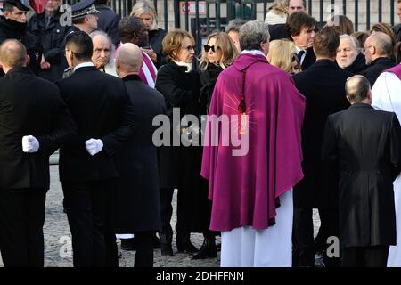 Sylvie Vartan, Nathalie Baye, Laura Smet vor der Kirche La Madeleine am Ende der Trauerfeier zu Ehren des verstorbenen französischen Sängers Johnny Hallyday am 9. Dezember 2017 in Paris, Frankreich. Die französische Musikikone Johnny Hallyday starb am 6. Dezember 2017 im Alter von 74 Jahren nach einem Kampf mit Lungenkrebs und stürze das Land in die Trauer um einen nationalen Schatz, dessen weicher Fels das Leben von drei Generationen erleuchtete. Foto von Alban Wyters/ABACAPRESS.COM Stockfoto
