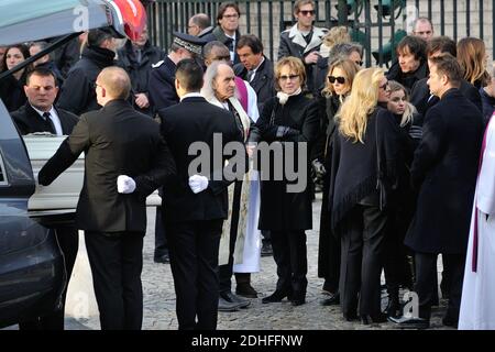 Sylvie Vartan und ihre Tochter Darina, Nathalie Baye, Laura Smet, David Hallyday am Ende der Trauerfeier vor der Kirche La Madeleine in Andenken an den verstorbenen französischen Sänger Johnny Hallyday am 9. Dezember 2017 in Paris, Frankreich. Die französische Musikikone Johnny Hallyday starb am 6. Dezember 2017 im Alter von 74 Jahren nach einem Kampf mit Lungenkrebs und stürze das Land in die Trauer um einen nationalen Schatz, dessen weicher Fels das Leben von drei Generationen erleuchtete. Foto von Alban Wyters/ABACAPRESS.COM Stockfoto