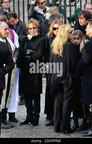 Sylvie Vartan und ihre Tochter Darina, Nathalie Baye, Laura Smet, die am Ende der Trauerfeier vor der Kirche La Madeleine in Andenken an den verstorbenen französischen Sänger Johnny Hallyday am 9. Dezember 2017 in Paris, Frankreich, teilnahmen. Die französische Musikikone Johnny Hallyday starb am 6. Dezember 2017 im Alter von 74 Jahren nach einem Kampf mit Lungenkrebs und stürze das Land in die Trauer um einen nationalen Schatz, dessen weicher Fels das Leben von drei Generationen erleuchtete. Foto von Alban Wyters/ABACAPRESS.COM Stockfoto