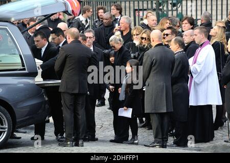 Laeticia Hallyday und ihre Töchter Jade und Joy, Sylvie Vartan und ihr Mann US-Schauspieler und Filmproduzent Tony Scotti, Nathalie Baye, Laura Smet, David Hallyday, Estella Hallyday vor der Kirche La Madeleine am Ende der Trauerfeier zu Ehren des verstorbenen französischen Sängers Johnny Hallyday am 9. Dezember 2017 in Paris, Frankreich. Die französische Musikikone Johnny Hallyday starb am 6. Dezember 2017 im Alter von 74 Jahren nach einem Kampf mit Lungenkrebs und stürze das Land in die Trauer um einen nationalen Schatz, dessen weicher Fels das Leben von drei Generationen erleuchtete. Foto von Alban Wyters/ABACAPRESS.COM Stockfoto