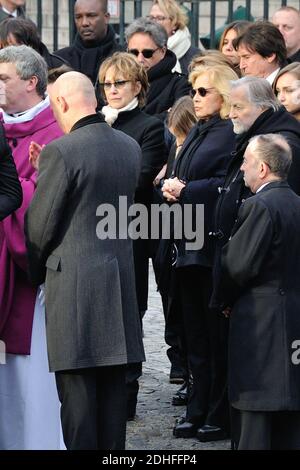 Sylvie Vartan, Nathalie Baye vor der Kirche La Madeleine am Ende der Trauerfeier zu Ehren des verstorbenen französischen Sängers Johnny Hallyday am 9. Dezember 2017 in Paris, Frankreich. Die französische Musikikone Johnny Hallyday starb am 6. Dezember 2017 im Alter von 74 Jahren nach einem Kampf mit Lungenkrebs und stürze das Land in die Trauer um einen nationalen Schatz, dessen weicher Fels das Leben von drei Generationen erleuchtete. Foto von Alban Wyters/ABACAPRESS.COM Stockfoto