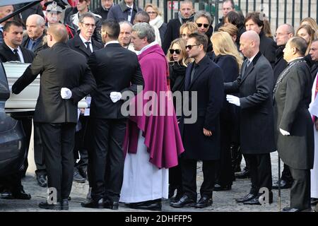 Sylvie Vartan, Laura Smet, David Hallyday vor der Kirche La Madeleine am Ende der Trauerfeier zu Ehren des verstorbenen französischen Sängers Johnny Hallyday am 9. Dezember 2017 in Paris, Frankreich. Die französische Musikikone Johnny Hallyday starb am 6. Dezember 2017 im Alter von 74 Jahren nach einem Kampf mit Lungenkrebs und stürze das Land in die Trauer um einen nationalen Schatz, dessen weicher Fels das Leben von drei Generationen erleuchtete. Foto von Alban Wyters/ABACAPRESS.COM Stockfoto