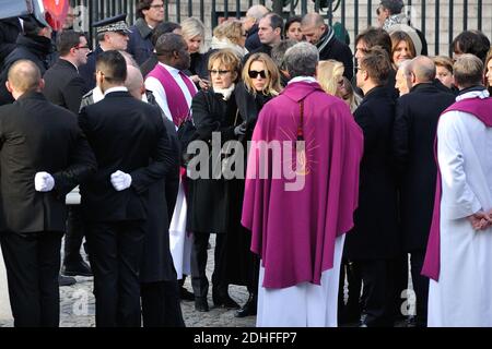 Sylvie Vartan, Nathalie Baye, Laura Smet, David Hallyday am Ende der Trauerfeier vor der Kirche La Madeleine in Andenken an den verstorbenen französischen Sänger Johnny Hallyday am 9. Dezember 2017 in Paris, Frankreich. Die französische Musikikone Johnny Hallyday starb am 6. Dezember 2017 im Alter von 74 Jahren nach einem Kampf mit Lungenkrebs und stürze das Land in die Trauer um einen nationalen Schatz, dessen weicher Fels das Leben von drei Generationen erleuchtete. Foto von Alban Wyters/ABACAPRESS.COM Stockfoto