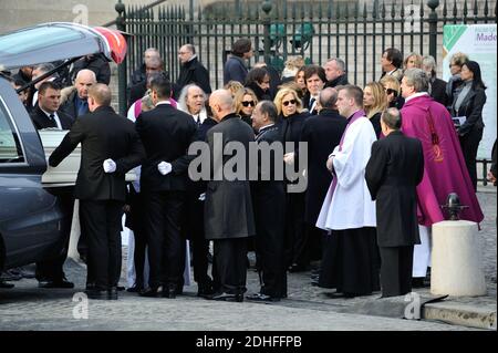 Sylvie Vartan und ihr Mann US-Schauspieler und Filmproduzent Tony Scotti, Nathalie Baye, Laura Smet, Estella Hallyday vor der Kirche La Madeleine am Ende der Trauerfeier zu Ehren des verstorbenen französischen Sängers Johnny Hallyday am 9. Dezember 2017 in Paris, Frankreich. Die französische Musikikone Johnny Hallyday starb am 6. Dezember 2017 im Alter von 74 Jahren nach einem Kampf mit Lungenkrebs und stürze das Land in die Trauer um einen nationalen Schatz, dessen weicher Fels das Leben von drei Generationen erleuchtete. Foto von Alban Wyters/ABACAPRESS.COM Stockfoto