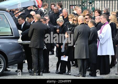 Laeticia Hallyday und ihre Töchter Jade und Joy, Sylvie Vartan und ihr Mann US-Schauspieler und Filmproduzent Tony Scotti, Nathalie Baye, Laura Smet, David Hallyday, Estella Hallyday vor der Kirche La Madeleine am Ende der Trauerfeier zu Ehren des verstorbenen französischen Sängers Johnny Hallyday am 9. Dezember 2017 in Paris, Frankreich. Die französische Musikikone Johnny Hallyday starb am 6. Dezember 2017 im Alter von 74 Jahren nach einem Kampf mit Lungenkrebs und stürze das Land in die Trauer um einen nationalen Schatz, dessen weicher Fels das Leben von drei Generationen erleuchtete. Foto von Alban Wyters/ABACAPRESS.COM Stockfoto