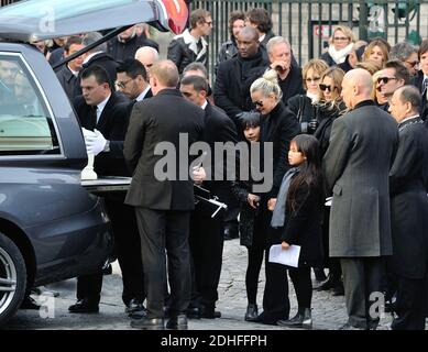 Laeticia Hallyday und ihre Tochter Jade und Joy, Sylvie Vartan, Nathalie Baye, Laura Smet, die am Ende der Trauerfeier vor der Kirche La Madeleine in Andenken an den verstorbenen französischen Sänger Johnny Hallyday am 9. Dezember 2017 in Paris, Frankreich, teilnahmen. Die französische Musikikone Johnny Hallyday starb am 6. Dezember 2017 im Alter von 74 Jahren nach einem Kampf mit Lungenkrebs und stürze das Land in die Trauer um einen nationalen Schatz, dessen weicher Fels das Leben von drei Generationen erleuchtete. Foto von Alban Wyters/ABACAPRESS.COM Stockfoto