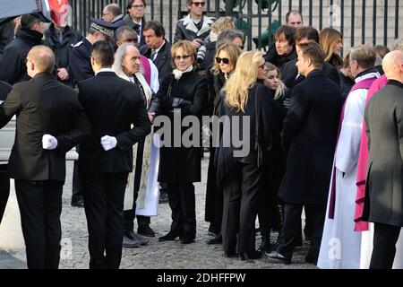 Sylvie Vartan und ihre Tochter Darina, Nathalie Baye, Laura Smet, David Hallyday am Ende der Trauerfeier vor der Kirche La Madeleine in Andenken an den verstorbenen französischen Sänger Johnny Hallyday am 9. Dezember 2017 in Paris, Frankreich. Die französische Musikikone Johnny Hallyday starb am 6. Dezember 2017 im Alter von 74 Jahren nach einem Kampf mit Lungenkrebs und stürze das Land in die Trauer um einen nationalen Schatz, dessen weicher Fels das Leben von drei Generationen erleuchtete. Foto von Alban Wyters/ABACAPRESS.COM Stockfoto