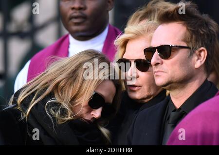 Laura Smet, Sylvie Vartan und David Hallyday Verlassen der Trauerfeier in Erinnerung an Johnny Hallyday in Paris organisiert.die Beerdigung Konvoi begann von lâ €™Arc de Triomphe und dann kam die Champs Elysées zum Place de la Concorde vor der Überschrift in die Kirche von la Madeleine für einen religiösen Gottesdienst. Der Präsident der Republik und seine Frau nahmen am Gottesdienst Teil. Johnny Hallyday's Musiker begleiteten den Begräbniskonvoi während der Prozession. Foto von Aurore Marechal/ABACAPRESS.COM Stockfoto