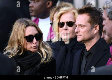 Laura Smet, Sylvie Vartan und David Hallyday Verlassen der Trauerfeier in Erinnerung an Johnny Hallyday in Paris organisiert.die Beerdigung Konvoi begann von lâ €™Arc de Triomphe und dann kam die Champs Elysées zum Place de la Concorde vor der Überschrift in die Kirche von la Madeleine für einen religiösen Gottesdienst. Der Präsident der Republik und seine Frau nahmen am Gottesdienst Teil. Johnny Hallyday's Musiker begleiteten den Begräbniskonvoi während der Prozession. Foto von Aurore Marechal/ABACAPRESS.COM Stockfoto