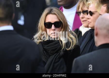 Laura Smet, Nathalie Baye und Sylvie Vartan Verlassen der Trauerfeier in Erinnerung an Johnny Hallyday in Paris organisiert.die Beerdigung Konvoi begann von lâ €™Arc de Triomphe und dann kam die Champs Elysées zum Place de la Concorde vor der Überschrift in die Kirche von la Madeleine für einen religiösen Dienst. Der Präsident der Republik und seine Frau nahmen am Gottesdienst Teil. Johnny Hallyday's Musiker begleiteten den Begräbniskonvoi während der Prozession. Foto von Aurore Marechal/ABACAPRESS.COM Stockfoto