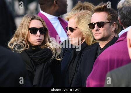 Laura Smet, Sylvie Vartan und David Hallyday Verlassen der Trauerfeier in Erinnerung an Johnny Hallyday in Paris organisiert.die Beerdigung Konvoi begann von lâ €™Arc de Triomphe und dann kam die Champs Elysées zum Place de la Concorde vor der Überschrift in die Kirche von la Madeleine für einen religiösen Gottesdienst. Der Präsident der Republik und seine Frau nahmen am Gottesdienst Teil. Johnny Hallyday's Musiker begleiteten den Begräbniskonvoi während der Prozession. Foto von Aurore Marechal/ABACAPRESS.COM Stockfoto