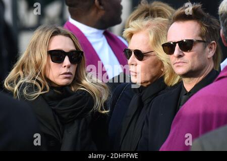 Laura Smet, Sylvie Vartan und David Hallyday Verlassen der Trauerfeier in Erinnerung an Johnny Hallyday in Paris organisiert.die Beerdigung Konvoi begann von lâ €™Arc de Triomphe und dann kam die Champs Elysées zum Place de la Concorde vor der Überschrift in die Kirche von la Madeleine für einen religiösen Gottesdienst. Der Präsident der Republik und seine Frau nahmen am Gottesdienst Teil. Johnny Hallyday's Musiker begleiteten den Begräbniskonvoi während der Prozession. Foto von Aurore Marechal/ABACAPRESS.COM Stockfoto