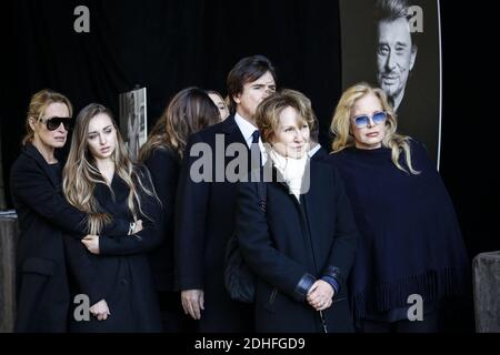 Estelle Lefebure, sa fille, Emma Smet, Nathalie Baye, Sylvie Vartan Tony Scotti während der Trauerfeier für den französischen Sänger Johnny Hallyday in der Eglise de la Madeleine (La Madeleine Kirche) in Paris am 9. Dezember 2017. Foto vonDenis Allard/Pool/ABACAPRESS.COM Stockfoto