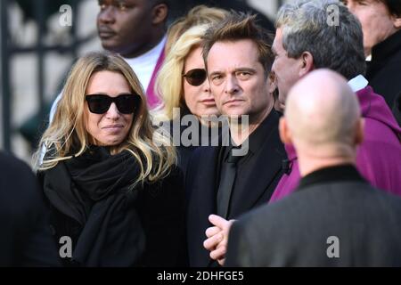 Laura Smet, Sylvie Vartan und David Hallyday Verlassen der Trauerfeier in Erinnerung an Johnny Hallyday in Paris organisiert.die Beerdigung Konvoi begann von lâ €™Arc de Triomphe und dann kam die Champs Elysées zum Place de la Concorde vor der Überschrift in die Kirche von la Madeleine für einen religiösen Gottesdienst. Der Präsident der Republik und seine Frau nahmen am Gottesdienst Teil. Johnny Hallyday's Musiker begleiteten den Begräbniskonvoi während der Prozession. Foto von Aurore Marechal/ABACAPRESS.COM Stockfoto