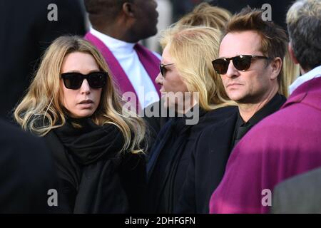 Laura Smet, Sylvie Vartan und David Hallyday Verlassen der Trauerfeier in Erinnerung an Johnny Hallyday in Paris organisiert.die Beerdigung Konvoi begann von lâ €™Arc de Triomphe und dann kam die Champs Elysées zum Place de la Concorde vor der Überschrift in die Kirche von la Madeleine für einen religiösen Gottesdienst. Der Präsident der Republik und seine Frau nahmen am Gottesdienst Teil. Johnny Hallyday's Musiker begleiteten den Begräbniskonvoi während der Prozession. Foto von Aurore Marechal/ABACAPRESS.COM Stockfoto
