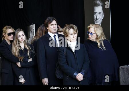 Estelle Lefebure, sa fille, Emma Smet, Nathalie Baye, Sylvie Vartan, Tony Scotti während der Trauerfeier für den französischen Sänger Johnny Hallyday in der Eglise de la Madeleine (La Madeleine Kirche) in Paris am 9. Dezember 2017. Foto vonDenis Allard/Pool/ABACAPRESS.COM Stockfoto
