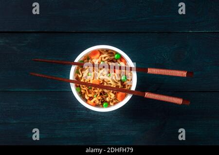 Ramen Tasse. Instant Nudeln mit Essstäbchen, von oben geschossen Stockfoto