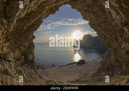 Abendsonne untergeht hinter den Küstenklippen. Krim. Stockfoto