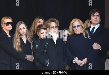 Estelle Lefebure, Emma Smet, Cameron Smet, Nathalie Baye, Sylvie Vartan und Tony Scotti Ankunft bei der Beerdigung Zeremonie organisiert in Erinnerung an Johnny Hallyday in Paris.die Beerdigung Konvoi begann von lâ €™Arc de Triomphe und dann kam die Champs Elysées zum Place de la Concorde vor der Überschrift in die Kirche von la Madeleine für einen religiösen Gottesdienst. Der Präsident der Republik und seine Frau nahmen am Gottesdienst Teil. Johnny Hallyday's Musiker begleiteten den Begräbniskonvoi während der Prozession.Foto: Christian Liewig Abacapress.com Stockfoto