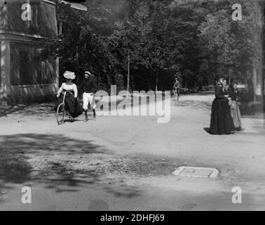 La leçon de bicyclette, Mlle Colomès et G. Compayre, Luchon, septembre 1895, TRU C 28 - Fonds Trutat. Stockfoto